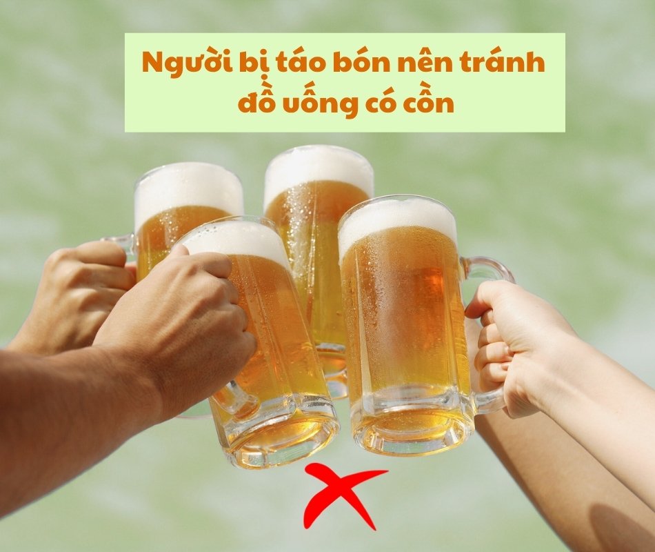 Người bị táo bón nên tránh đồ uống có cồn